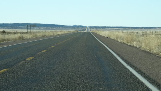 Rota 66 ou Route 66 estada em pleno o deserto
