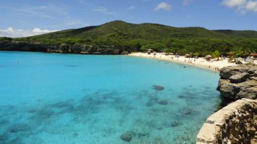 Praia Kenepa Grand em Curaçao mar azul cristalino no Caribe