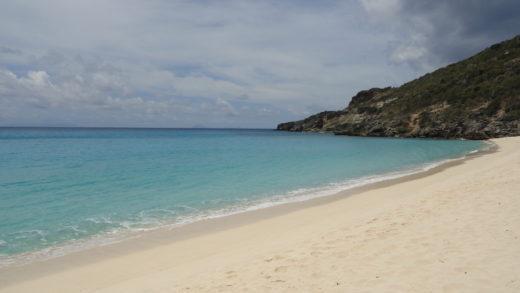 Praia em saint barths no caribe clothing optional beach