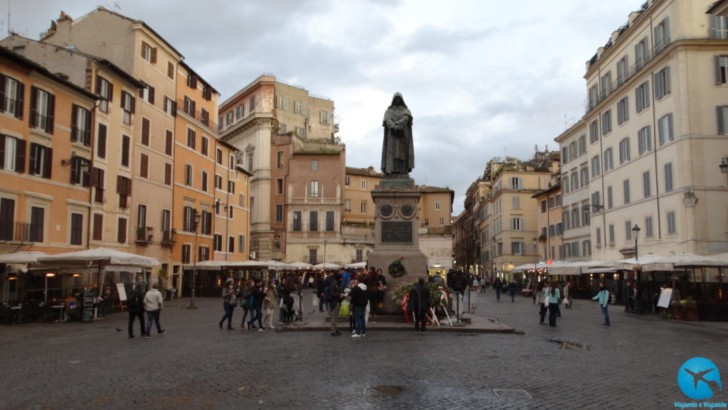 Piazza Navona e a estátua de Giordano Bruno em Roma