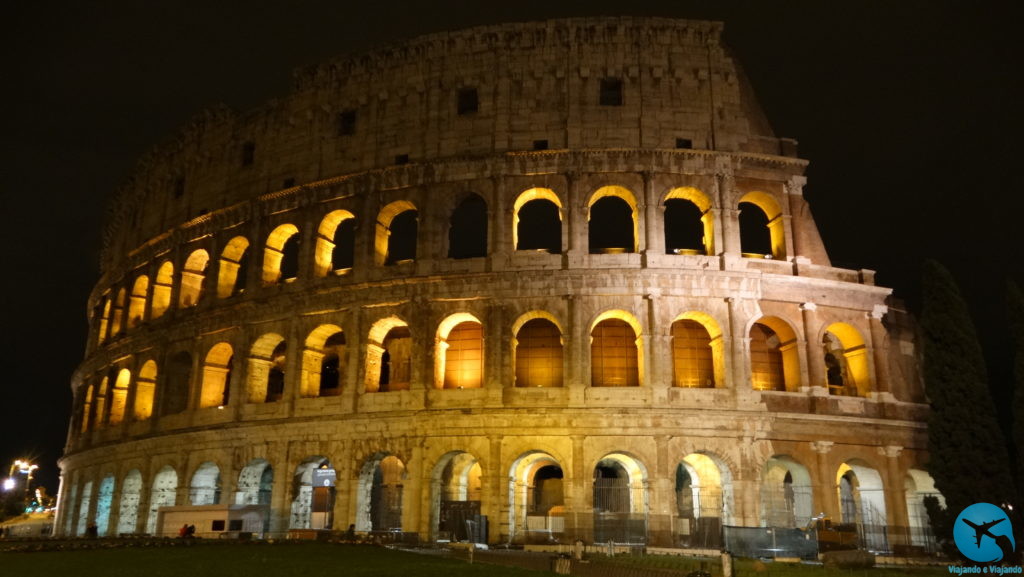Coliseu em Roma na Itália à noite