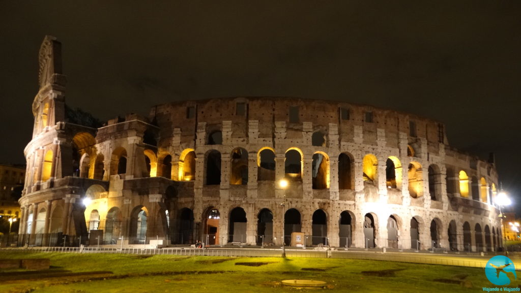 Coliseu ou Coliseum à noite em Roma