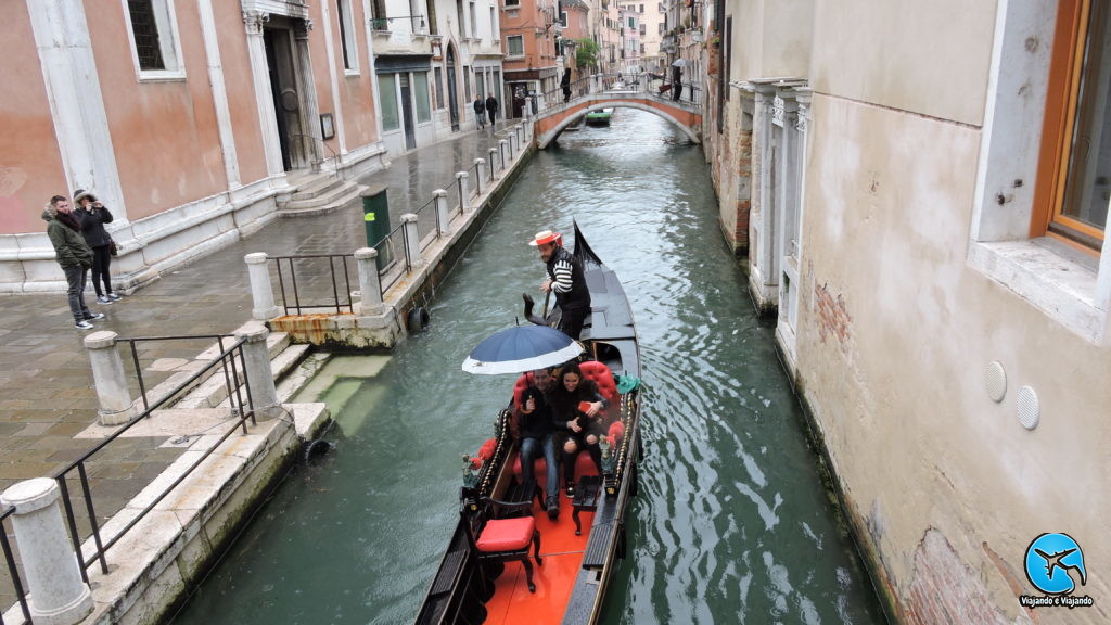 Passeio de gôndola em Veneza na Itália