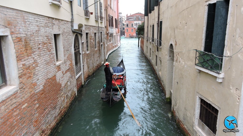 Passeio de gôndola em Veneza na Itália