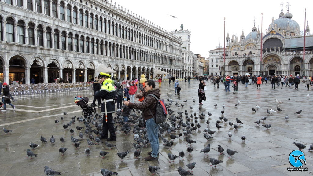 Praça San Marcos em Veneza na Itália pombos