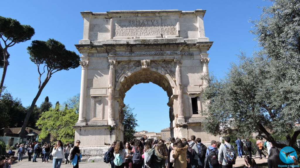 Arco de Constantino no centro de Roma na Italia