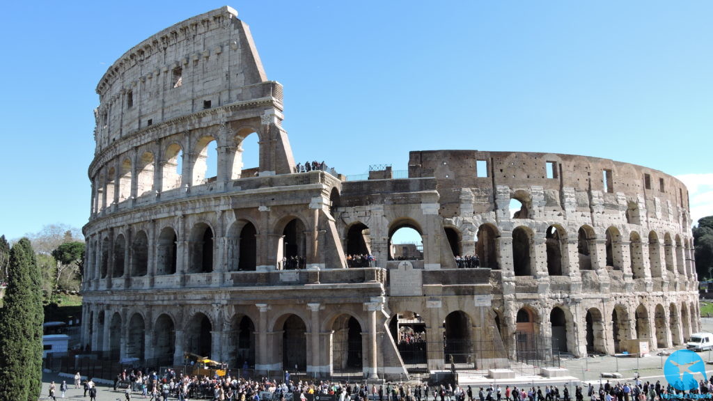 Visitando o Coliseu ou Coliseum no centro de Roma na Itália