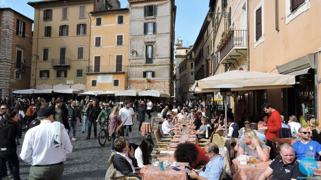 Movimento de bares e restaurantes em torno do Pantheon em Roma