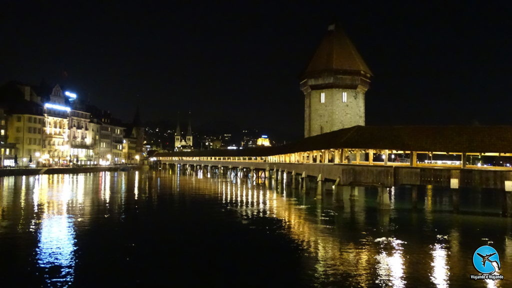 Lucerna à noite: linda iluminação da ponte da capela