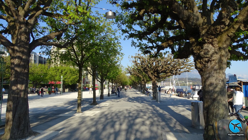 Calçadão beira à beira do Lago Lucerna, na Suíça