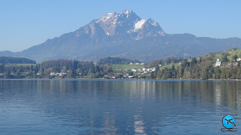 Vitznau linda cidade nas margens do Lago Lucerna