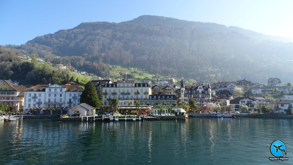 Tour de barco em Lucerna vista de Weggis cidade na Suíça