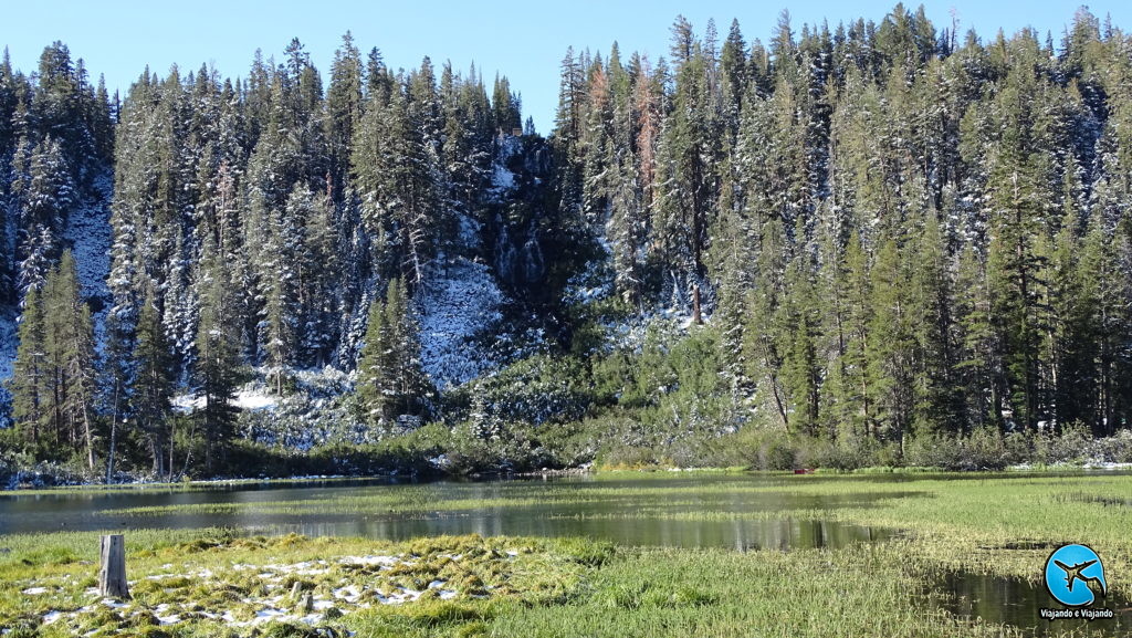 Twin Lakes em Mammoth Lakes com a cachoeira falls